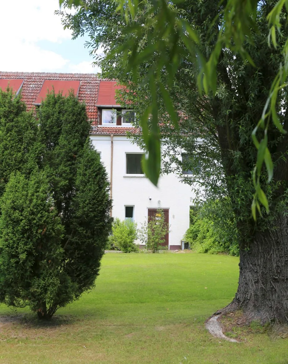 Hausseite am weitläufigen Garten