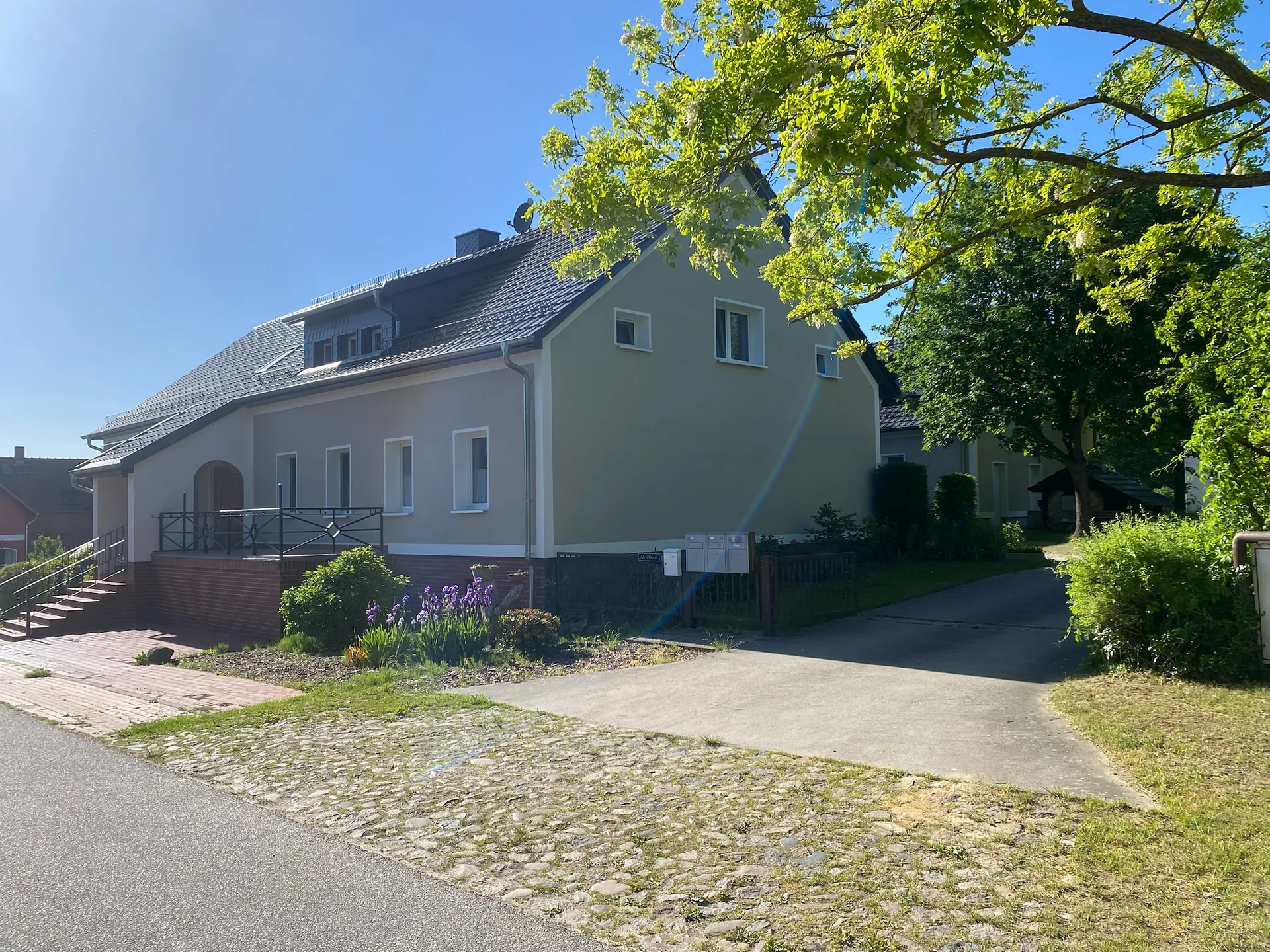 Das Landhaus Neu Golm mit Zufahrt und alten Bäumen