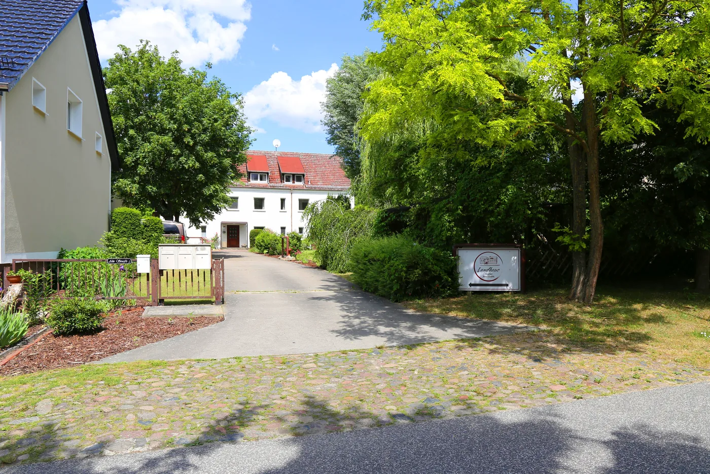 Grüne Zufahrt zum Landhaus Neu Golm