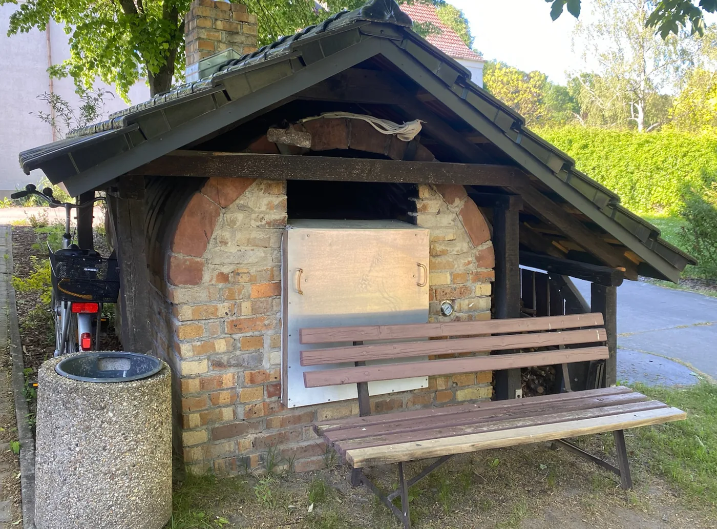 Historisches Backhaus mit Sitzbank