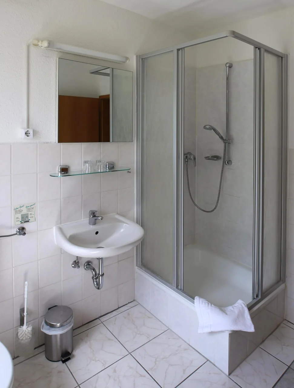 Bad mit Waschbecken und Dusche