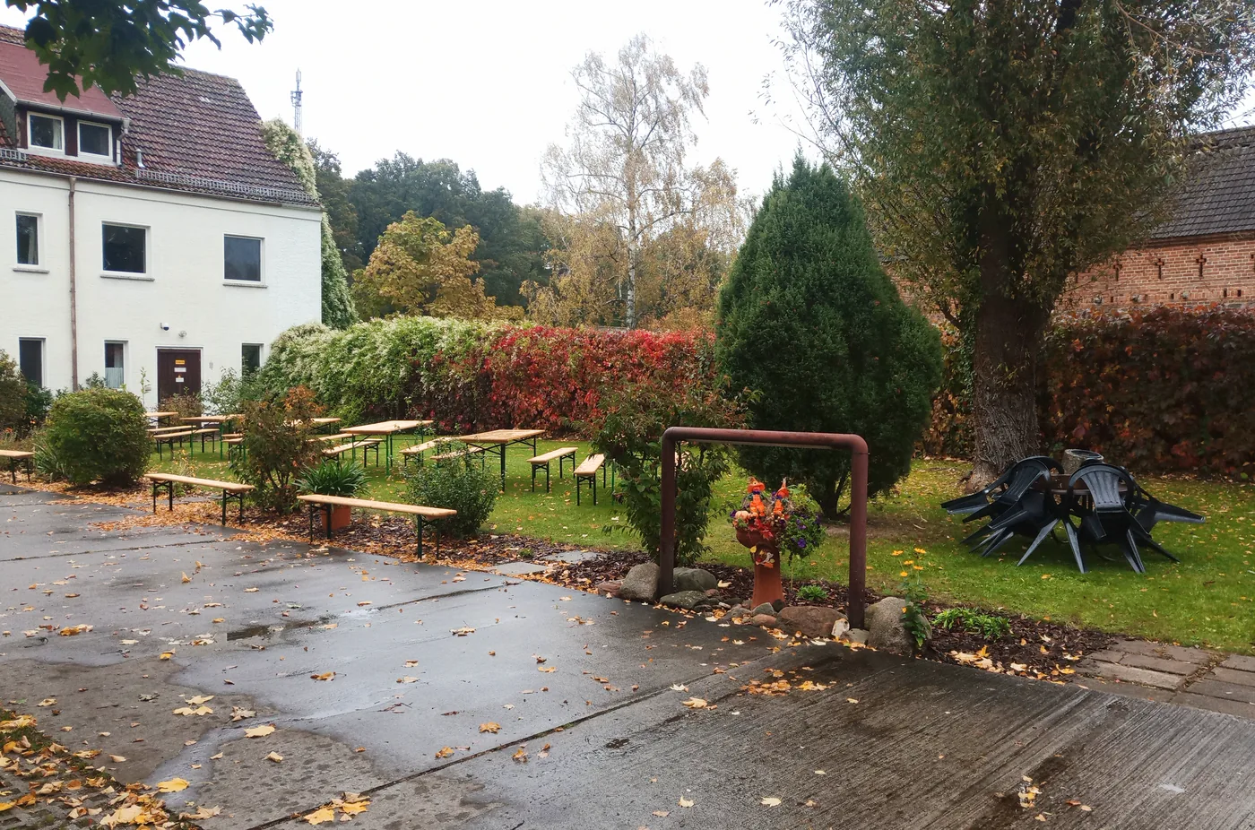 Garten und Sitzplätze im Herbst
