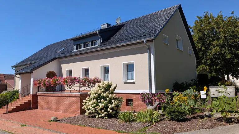 Landhaus Neu Golm z ukwieconym tarasem i ogrodem przed domem