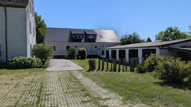 Dziedziniec między Landhaus a budynkiem gospodarczym