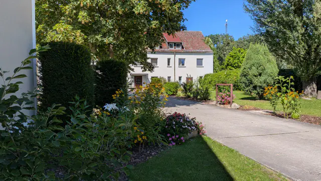 Podjazd między ogrodem a Landhaus