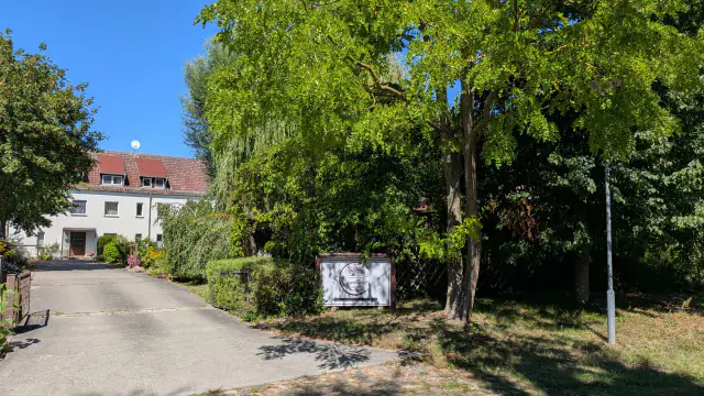 Sommerliche Zufahrt zum Landhaus Neu Golm