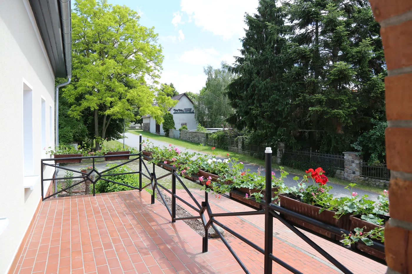 Blumengeschmückte Terrasse am Landhaus