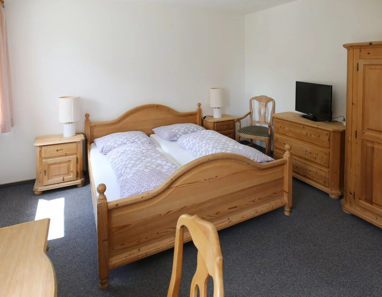 Doppelzimmer mit Schrank, Kommode und Fernseher