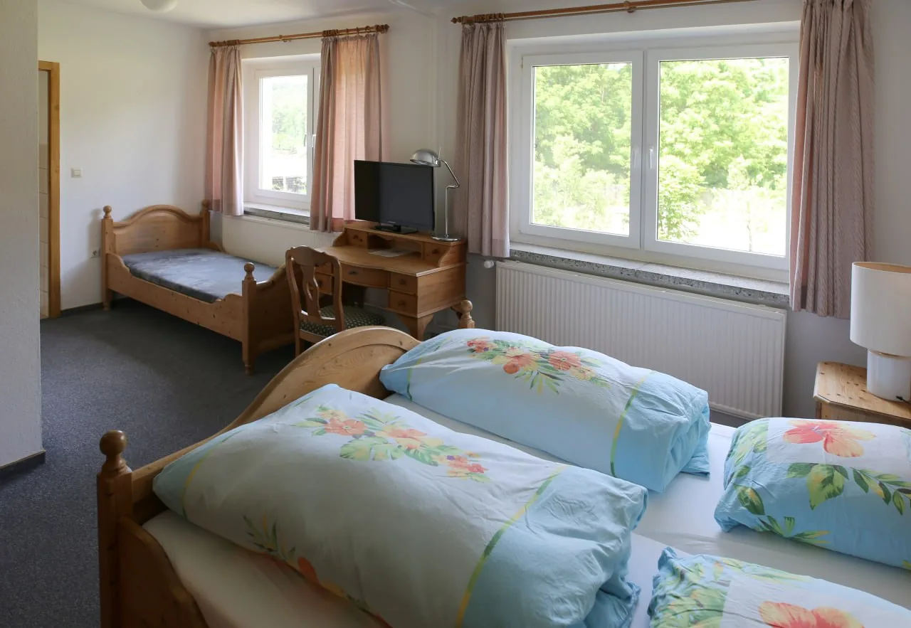 Mehrbettzimmer mit Einzelbett und Doppelbett