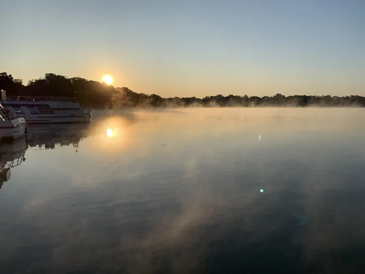 Goldenes Morgenlicht und Nebel über dem Scharmützelsee