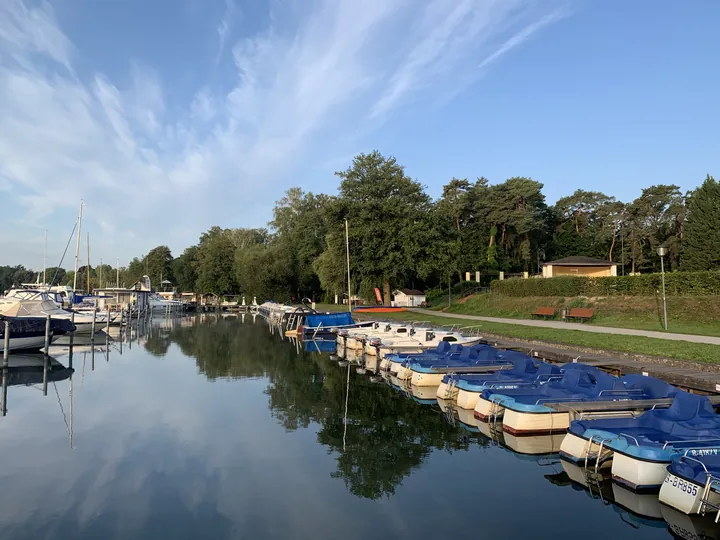 Boote im Hafen am Scharmützelsee unter weitem Himmel