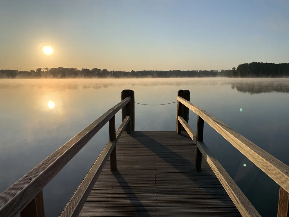 Holzsteg im goldenen Morgenlicht am Scharmützelsee