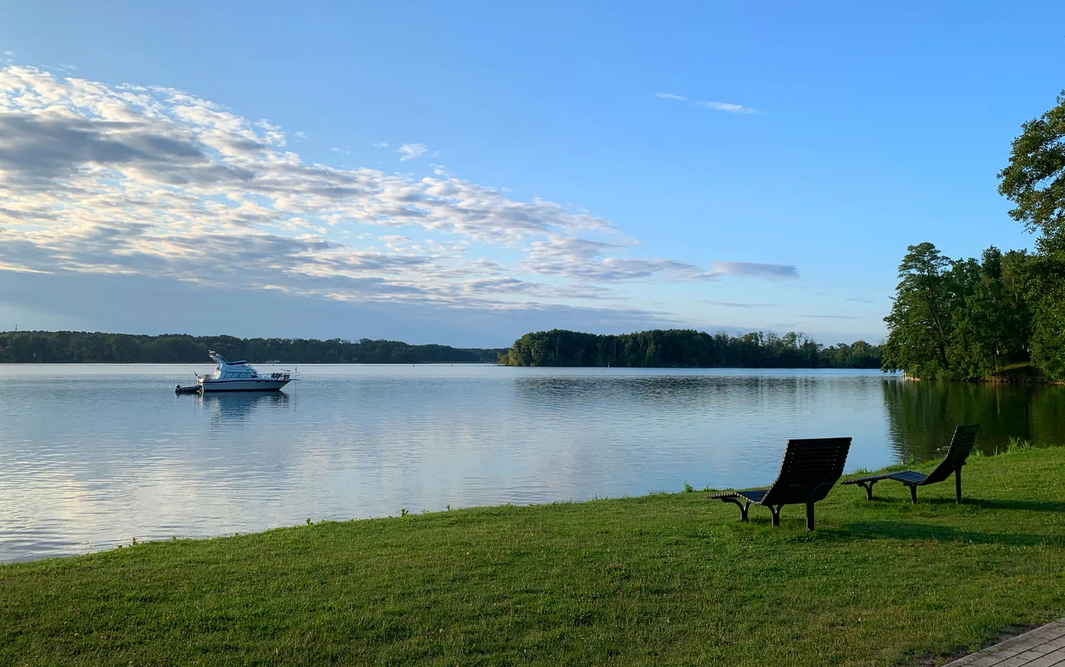 Ufer des Scharmützelsees mit weitem Blick über das Wasser